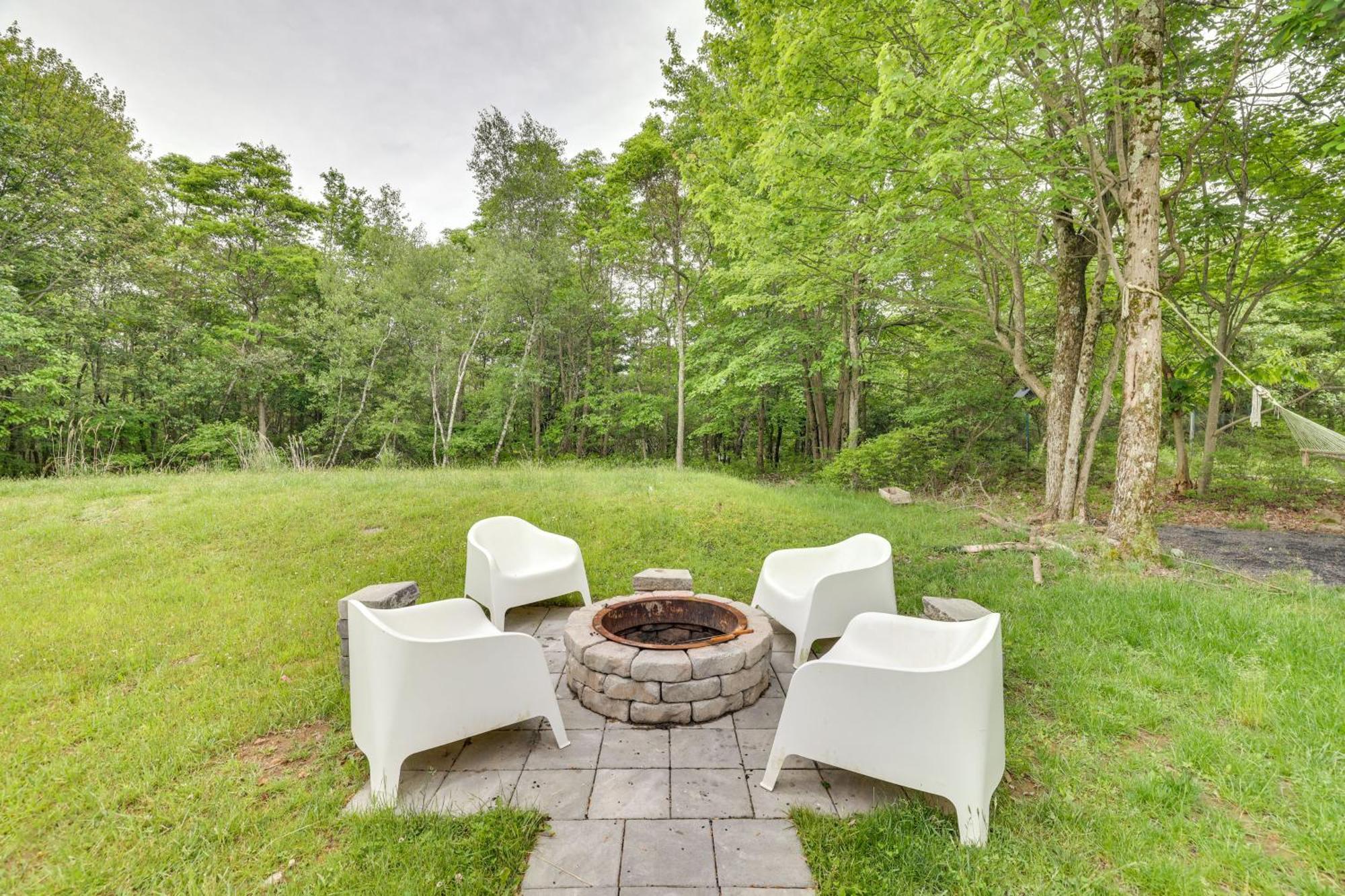 Peaceful Poconos Hot Tub And Game Room!